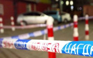 Согтуурсан үедээ нэгнийгээ хутгалжээ