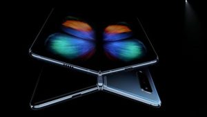 “Samsung”-ийн гурав эвхэгддэг ухаалаг гар утсыг танилцуулна