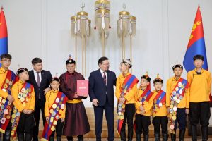 2025 оны онцлох хүүхдүүдэд шагнал гардуулж, баяр хүргэлээ
