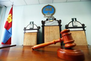 Уул уурхайн хэрэгт холбогдсон гэх В.Ганзоригийг хилийн хориг тавьж, тодорхой хүмүүстэй уулзах хязгаарлалт тогтоон суллажээ