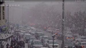 Зам талбайн цасыг цэвэрлэж байна