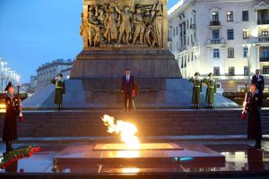 Дайчдын дурсгалд зориулсан Мөнхийн галд хүндэтгэл үзүүлж, цэцэг өргөлөө